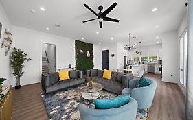 Luxury Home Near Med Center, Uptown & Downtown